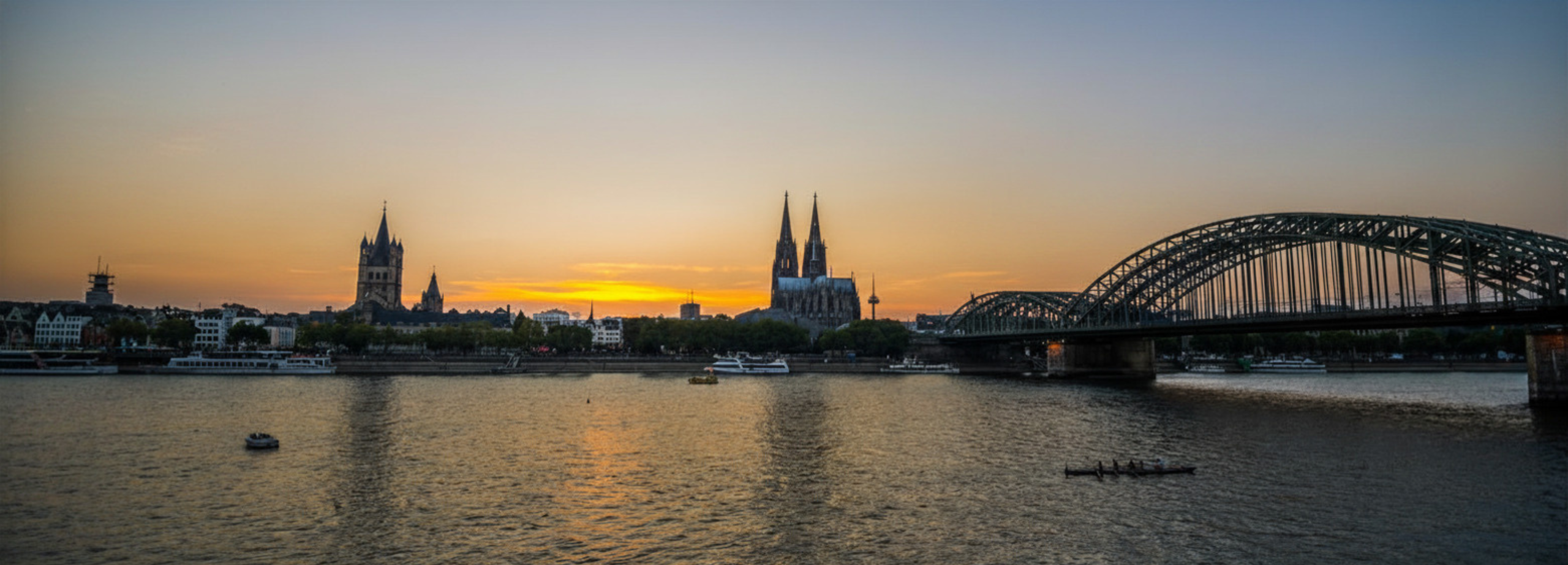 Kölner Skyline im warmen Abendlicht
